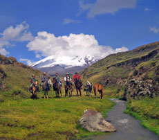 Equateur - Groupe de cavaliers  - Randonnée équestre sur l'avenue des volcans - Randocheval / Absolu voyages